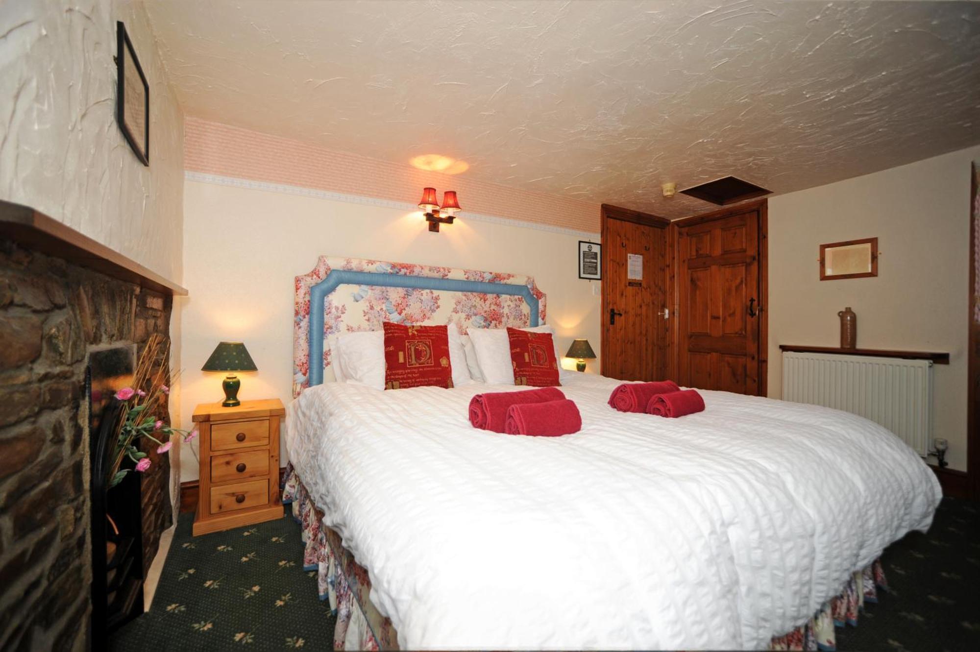 The West Country Inn Кловелли Экстерьер фото